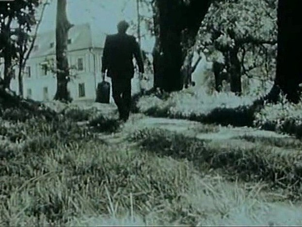 Zámek a park v Červeném Dvoře tvoří kulisy filmu Pavučina. Otec (Jiří Zahajský) jde navštívit dceru v léčebně.