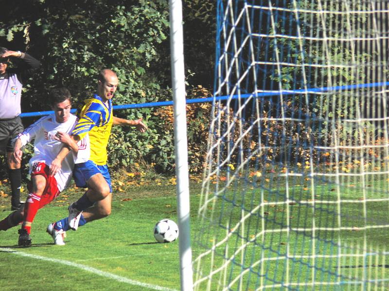 Mezi zápasy Fortuna ligy, které se hrály o minulém víkendu, nechybělo ani derby na Hluboké, kam přijel Týn: Miroslav Boček (vlevo) se pokouší obejít domácího stopera Zbyňka Stráského. Správný tip byl 0, týmy se totiž rozešly nerozhodně 2:2.