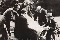 Plán na zabití Heydricha vznikl u Edvarda Beneše (vpravo). Na snímku jsou Jan Masaryk, nahoře kancléř Jaromír Smutný, zády důstojník František Moravec, jméno muže vlevo není jisté.