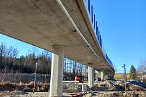 Nový most přes železnici u Trocnova má být hotov na jaře 2022.