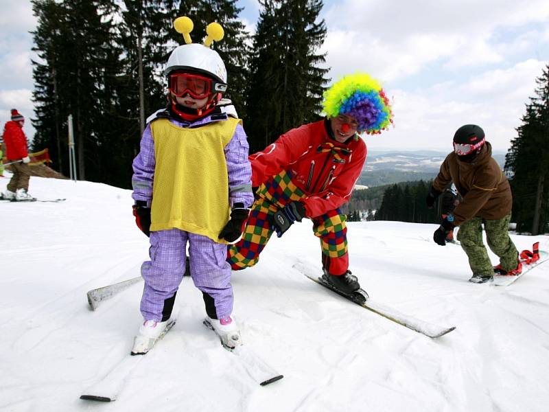 Lyžaři si užívali 16.března slunného víkendu na lyžích ve sjezdovém areálu Kramolín v Lipně nad Vltavou, kde se konal karneval na lyžích. V areálu Kobyla na šumavském Zadově slavili stý den provozu. 