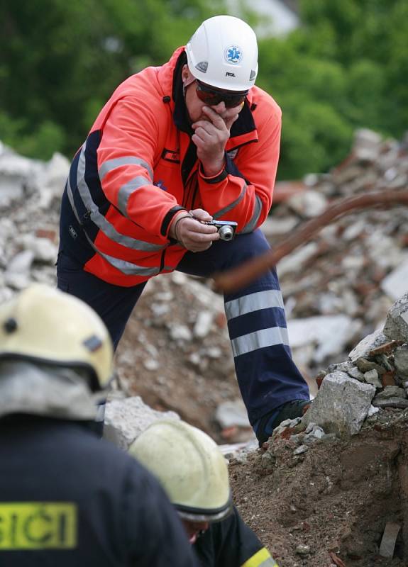 Asi čtyři desítky hasičů, zdravotníku a policistů z Budějovicka se včera zúčastnily tématického cvičení v bývalých kasárnách ve vltavotýnské Havlíčkove ulici. Jejich úkolem bylo vysvobodit zpod sutin demolovaného domu pětici zavalených lidí.