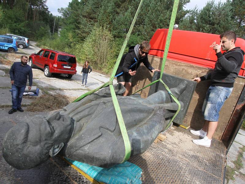 Třímetrovou sochu Klementa Gottwalda přivezl náklaďák do depozitáře Alšovy jihočeské galerie na letišti Planá.