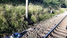 Při střetu auta s vlakem na přejezdu u Hluboké nad Vltavou 5. července 2020 nepřežil jeden člověk.