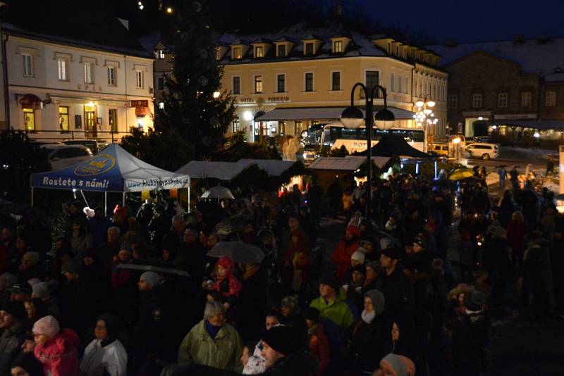 V neděli rozsvítili vánoční stromek také na náměstí v Hluboké nad Vltavou.