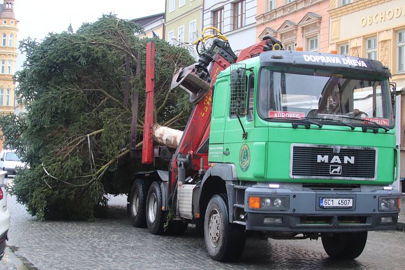 Vánoční strom pro České Budějovice již dorazil na náměstí.