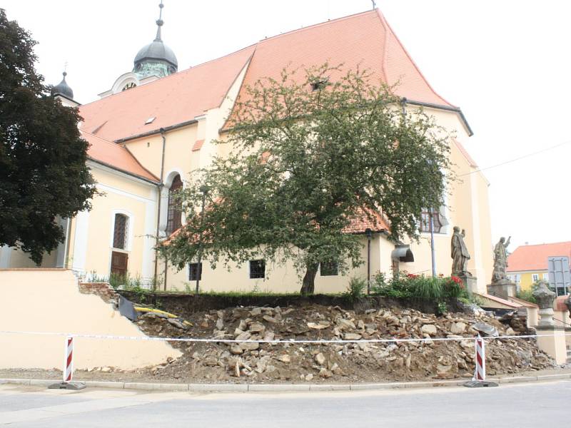 Obyvatelé města v pondělí pokračovali v likvidaci škod, které napáchal víkendový přívalový déšť.