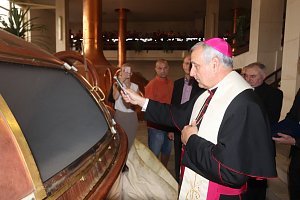 Českobudějovická delegace vyrazila do Vatikánu se 123 ručně balenými lahvemi Požehnaného piva. V září této várce budějovického Budvaru požehnal biskup Vlastimil Kročil.