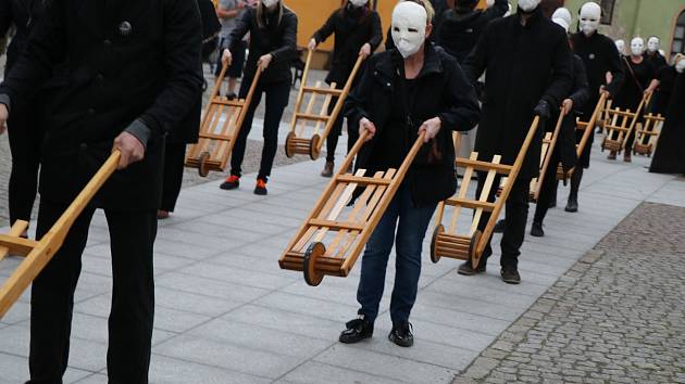 VIDEO: Hrkači oblékli masky s respirátory a vyrazili do centra Budějovic -  Českobudějovický deník