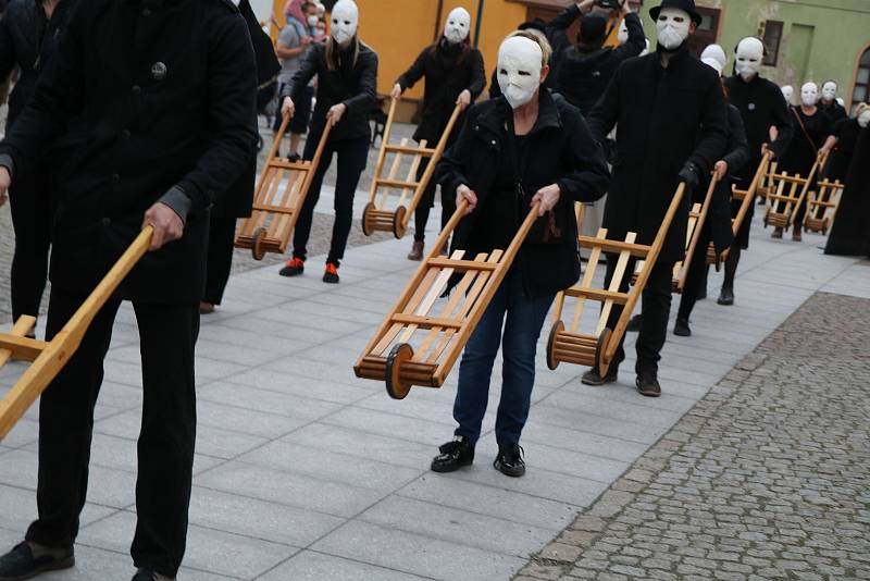 I letos vyrazili hrkači do centra Českých Budějovic. Vyrazili v 19. hodin z Piaristického náměstí.