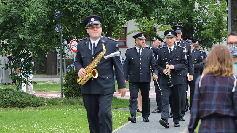 Hudba Hradní stráže a Policie ČR hrála v areálu budějovické nemocnice jako poděkování zdravotníkům za nasazení v době pandemie.