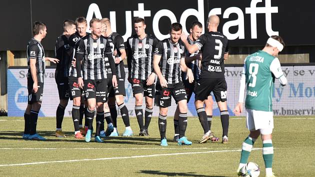 Fotbalisté Dynama porazili v lize Jablonec 2:0. Na snímku se hráči radují z prvního gólu.