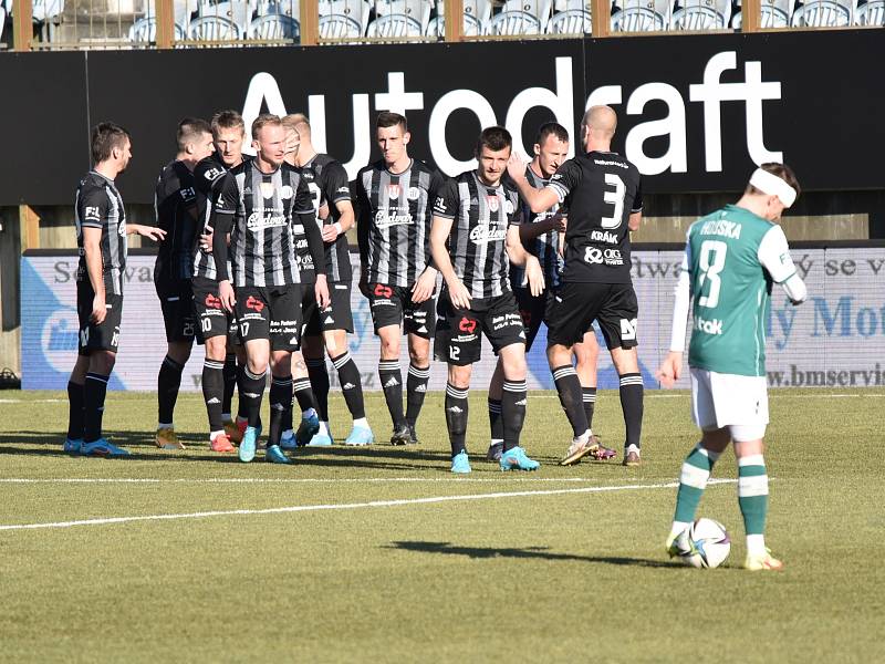 Fotbalisté Dynama porazili v lize Jablonec 2:0. Na snímku se hráči radují z prvního gólu.