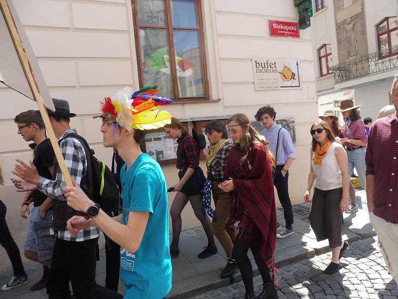 Budějovický majáles vyvrcholil v pátek 24. května tradičním průvodem městem. Studenti ze 17 škol prošli ulicemi centra v maskách. Dav mířil na Sokolský ostrov, kde program pokračoval volbou Krále majálesu. Navečer se zde tradičně koná hudební program.