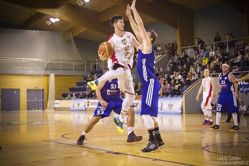 PŘECHOD SOUPEŘE. Přelstít protihráče se na snímku snaží pivot týmu Lions Karel Aušprunk (v bílém dresu).  