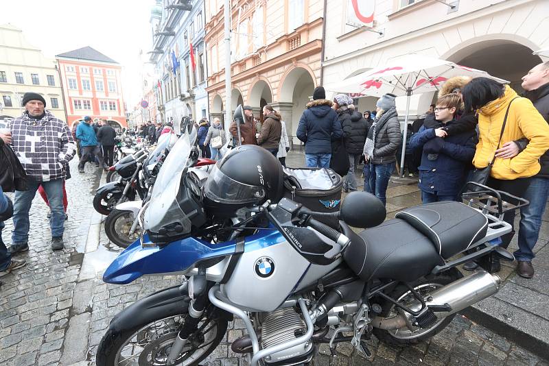 Sraz motorkářů na budějovickém náměstí Přemysla Otakara II. na Štědrý den.