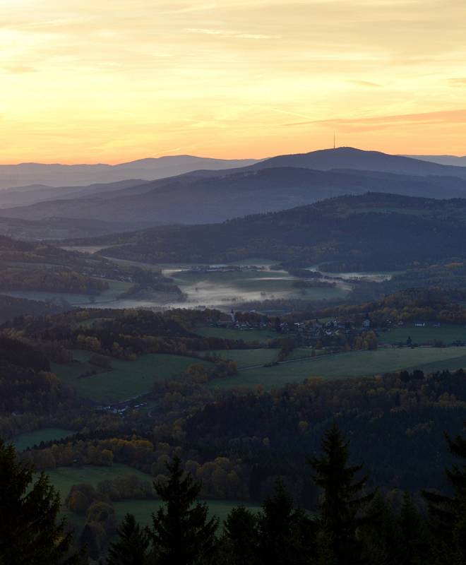 Nezvykle teplé počasí nabízelo v týdnu kouzelné scenérie zvláště při svítání. Na snímku pohled na Kleť (1083m)