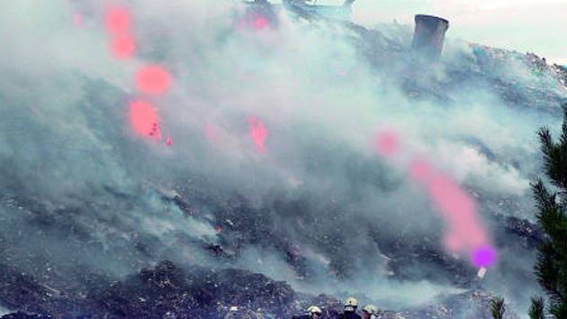 Několik dnů hořela loni od 16. září lišovská skládka (na snímku) komunálního odpadu. Zahoření se v minulém roce objevilo na skládce firmy .A.S.A. v Lišově a také v Růžově, který spravuje konkurenční svozová společnost.