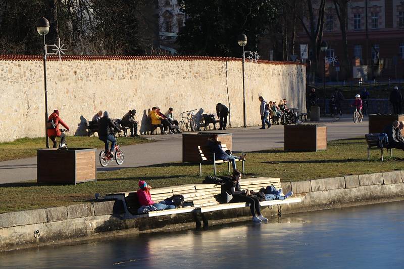 V Českých Budějovicích se teplota v pátek 14. ledna dostala nad 12 °C. Sluníčko vylákalo do ulic spoustu lidí.