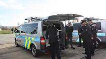 Policisté představili v pátek nové služební vozy.