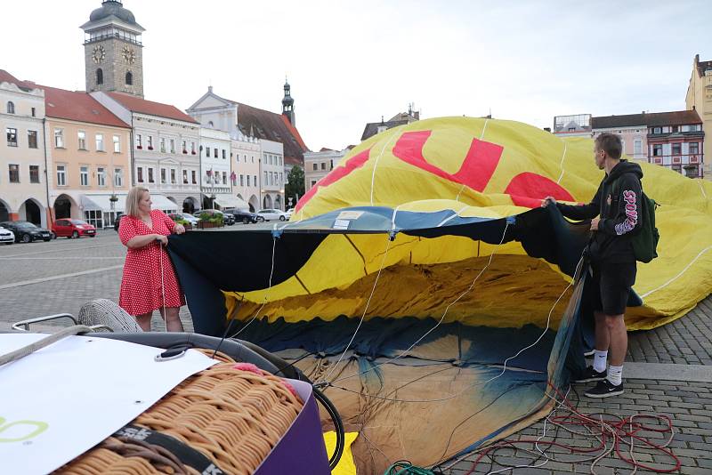 Čtyři horkovzdušné balony vzlétly ve čtvrtek v ranních hodinách z českobudějovického náměstí Přemysla Otakara II.