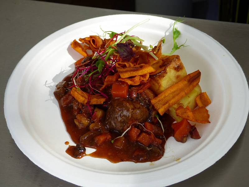 Vepřové líčko po burgundsku, bramborový fondant, mrkev, žampiony byl dílem kuchařů z písecké restaurace Kozlovna U Plechandy.