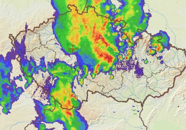 Situace ve 20.30. Od jihu postupuje další pásmo prudkých bouřek.