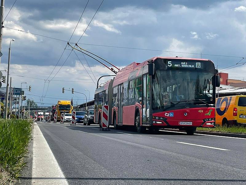 Dopravní komplikace na opravované Strakonické v Českých Budějovicích v úterý 3. května.