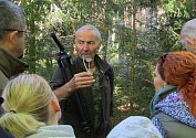 Mykolog a správce NPP Luční Pavel Špinar rád provází veřejnost na komentovaných vycházkách spojených s určováním hub.