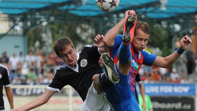 Plzeňský Jan Chramosta byl mužem utkání v Č. Budějovicích: na snímku bojuje s Davidem Brunclíkem.