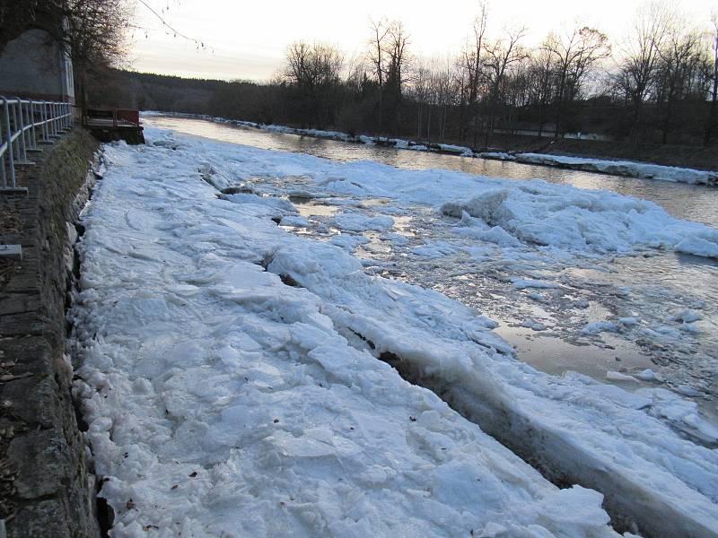 Kry se nahromadily v korytě řeky v Kolodějích nad Lužnicí, ve čtvrtek 18. února už byl průtok volný a pomalu odtávaly.