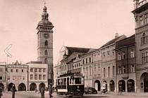 Reprezentantem moderní dopravy na českobudějovickém  náměstí Přemysla Otakara II. byly v minulosti například tramvaje. Jezdily zde téměř půl století.