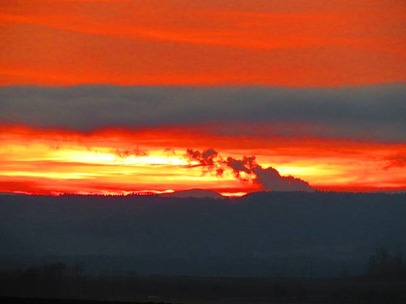 Slunce čarovalo 13. ledna večer také na Táborsku, foceno z rozhledny v Krátošicích a na vyhlídce nad Košicemi.