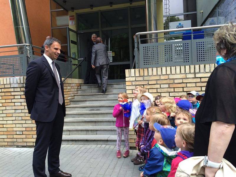 Návštěva prezidenta republiky Miloše Zemana. Hejtman Jiří Zimola a děti z MŠ Zeyerova.