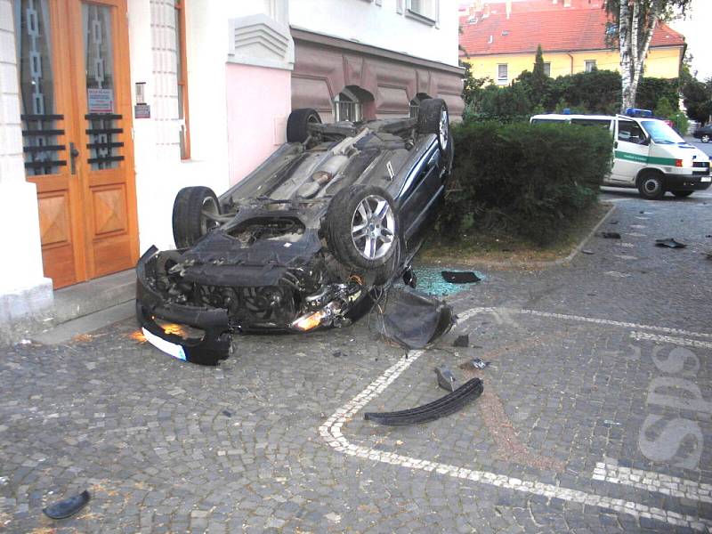 Muž na útěku před policií se v úterý večer převrátil u budovy střední školy.