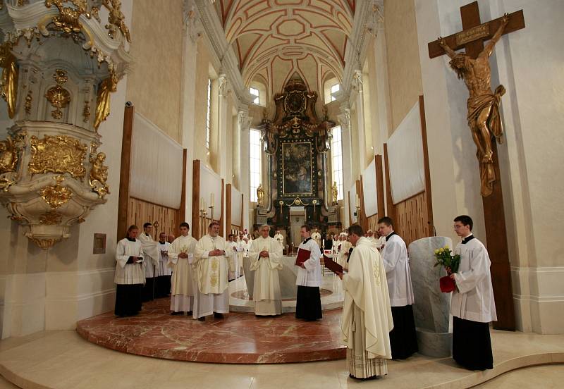 Katedrálu sv. Mikuláše po kompletní dvouleté rekonstrukci opět zaplnili v sobotu 1. června věřící, kteří dopoledne přihlíželi slavnostní bohoslužbě a svěcení obětního stolu, ambonu i biskupské katedry. 