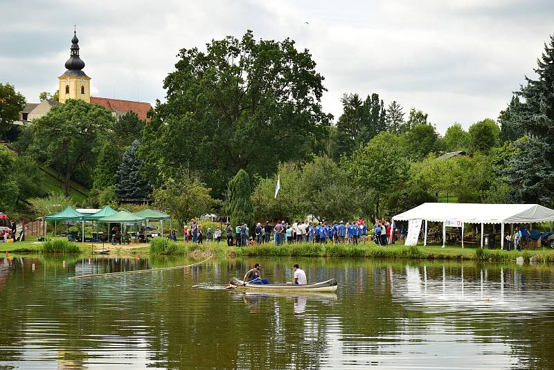 Ledeničtí lodní modeláři uspořádali v sobotu na rybníce Lazna soutěž autorů maket lodí.