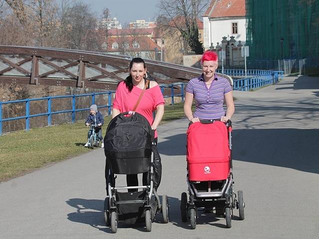 Teplého březnového počasí si v Českých Budějovicích užívaly  i maminky Monika Musilová a Lucie Švarcová (zleva). Snímek pochází z pátku 14. března.