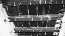 Dřevěná stěna, která byla zazděná, odkryli ji při rekonstrukci domu v Široké ulici, rok 1987. Foto ze sbírky fotografií a pohlednic Jiřího Dvořáka poskytl Státní okresní archiv České Budějovice.