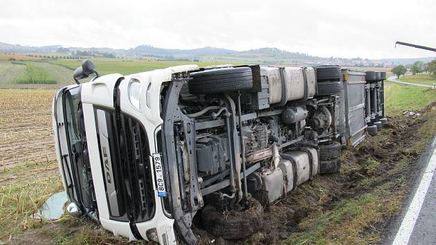 Mezi Krašovicemi a Čížovou na Písecku se v pondělí 28. září v ranních hodinách převrátil kamion se syrovým masem, odtahová služba zde do večera čekala na překládku a vyproštění.