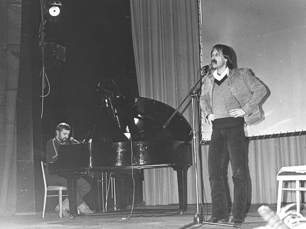 Jan Burian a Jiří Dědeček vydávají své první a poslední společné album. Na šesti CD shrnuje jejich hraní z let 1974 - 1985, hraní s Magdou Křížkovou, Jiřím Suchým, neznámé nahrávky i koncert na Večeru rozpadlých dvojic v předvečer listopadové revoluce.
