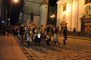 Průvod světel s pohřebním vozem taženým koňmi prošel večerním centrem Českých Budějovic až k Samsonově kašně.