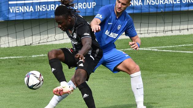 Fotbalisté Dynama hráli v neděli v lize s Libercem. Na snímku domácí Fortune Bassey bojuje s Natějem Chalušem.