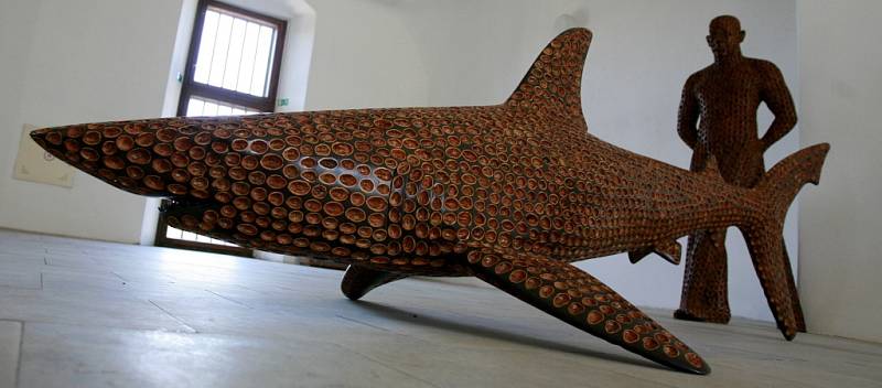 Sochař Michal Gabriel vystavuje plastiky predátorů v Bechyni.