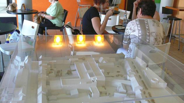Jak bude vypadat obchodně společenské centrum Černý pelikán, napoví 3D model, který je vystaven od poloviny července v prostorách kavárny v pasáži Daniela na Lannově třídě.