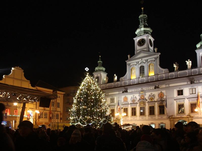 Rozsvícení vánočního stromečku a adventní trhy na českobudějovickém náměstí.