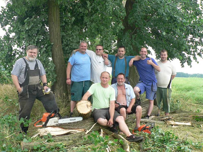 V noci na čtvrtek 24. 6. 2021 způsobila velké škody na Českobudějovicku další ze série bouřek. Na snímku odklízení padlých stromů ze silnice mezi Nákřím a Dřítní.