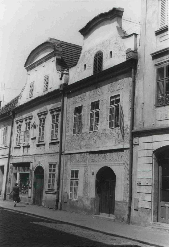 Hroznová ulice, domy č. 84 a 22, červenec 1971. Foto ze sbírky fotografií a pohlednic Jiřího Dvořáka poskytl Státní okresní archiv České Budějovice.