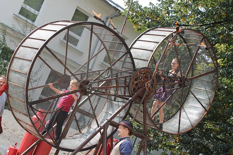 Maker Faire neboli přehlídka různých vynálezů přitáhla v sobotu od deseti hodin do českobudějovické "Žižkárny" davy návštěvníků.