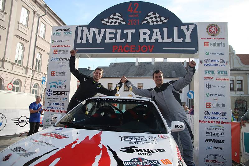 Úspěšný spolujezdec Jiří Jevický má za sebou svou první rallye v roli pilota .